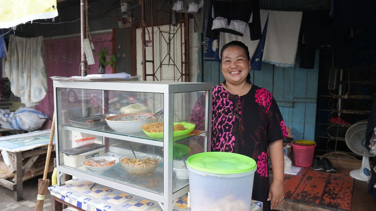 Tak Ada Jam Malam, Sumber Rezeki dari Warung Nasi Kuning Khas Makassar