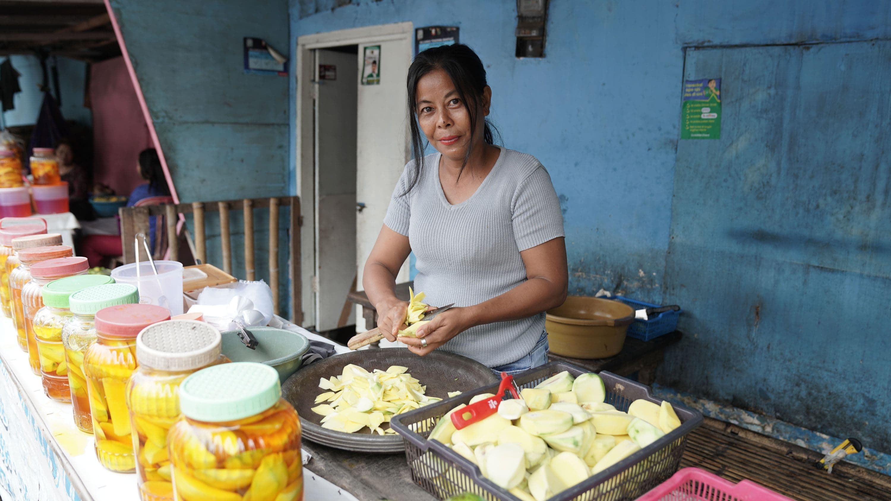 Menikmati Segarnya Manisan Buah Ibu Muniroh dengan Sambal Khas Rasa Otentik