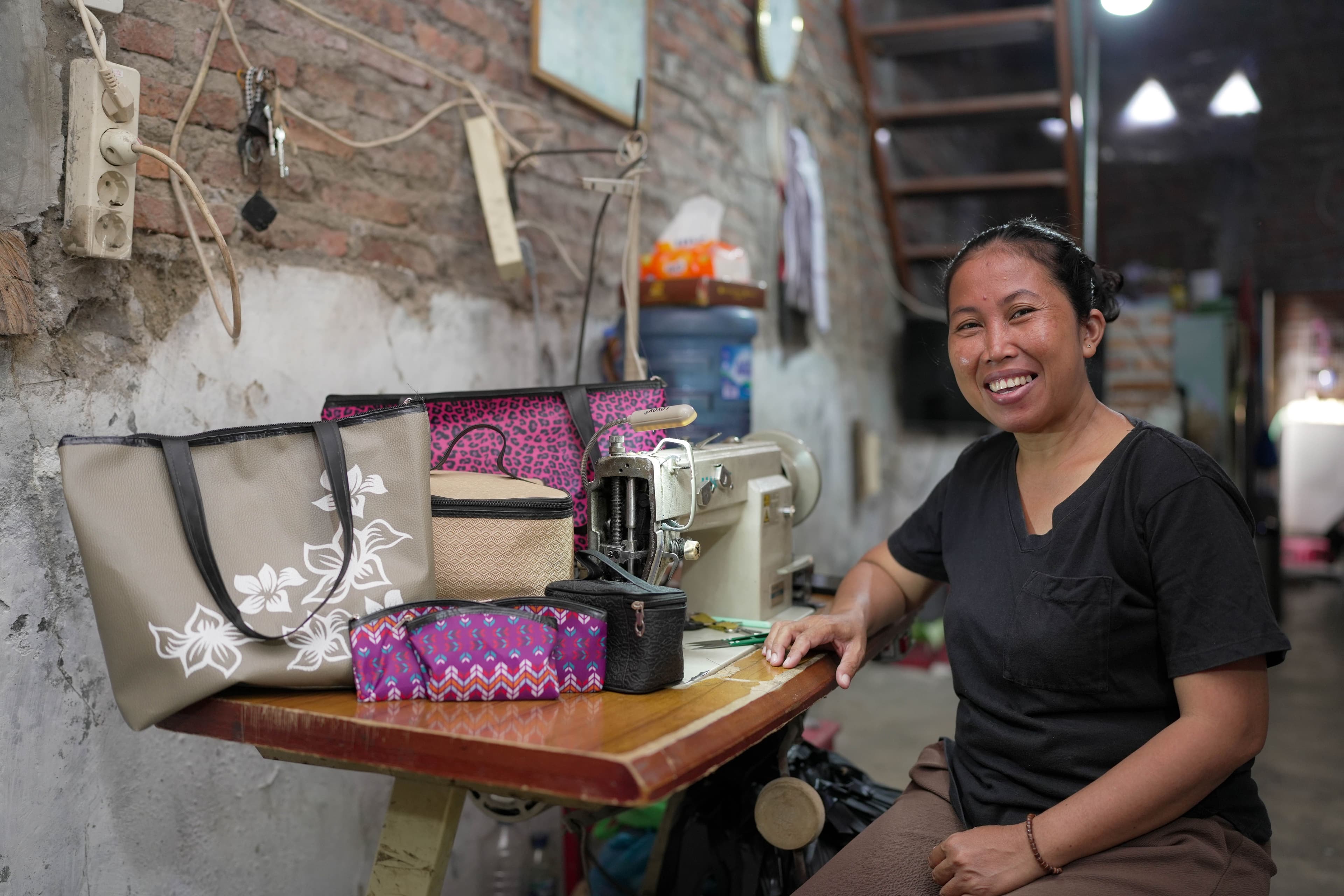 Bermodal 1 Mesin Jahit, Berdayakan 5 Perempuan Tangguh