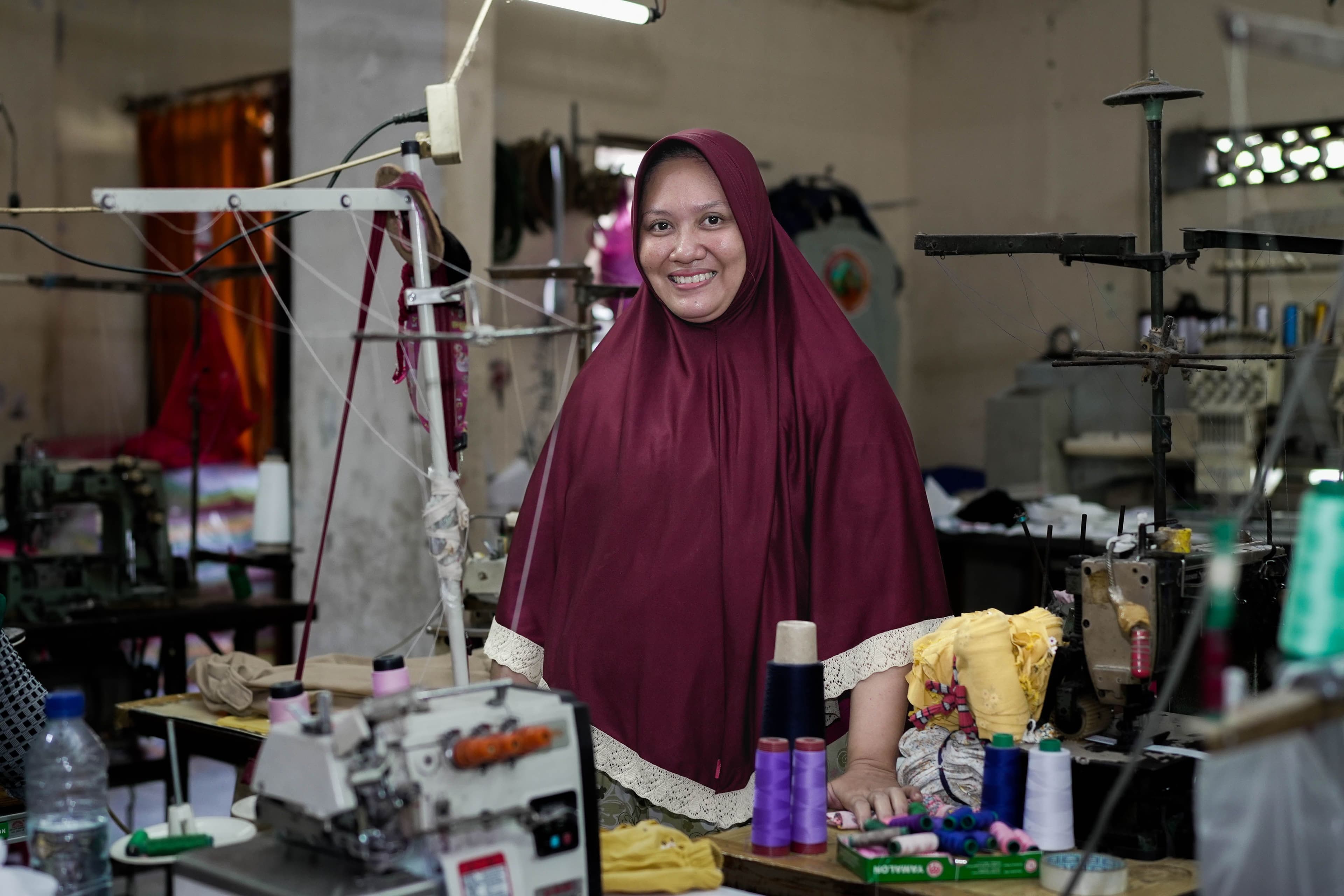 Sempat Dibohongi, Ibu Siti Pantang Menyerah Menjahit Rejeki Dari Usaha Konveksi