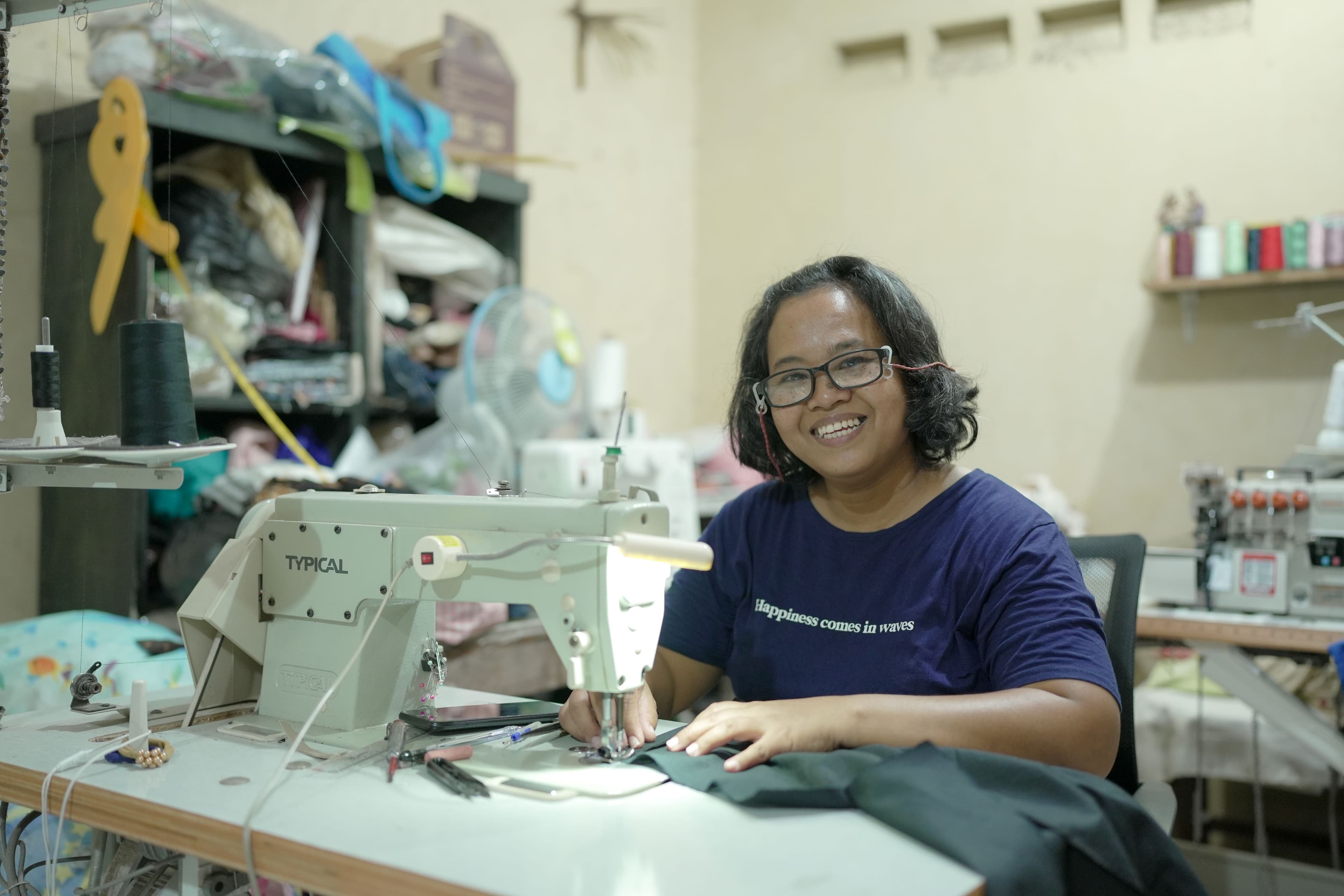 Bertahan Demi Pengobatan Anak, Hasil 32 Tahun Usaha Jahit Pakaian