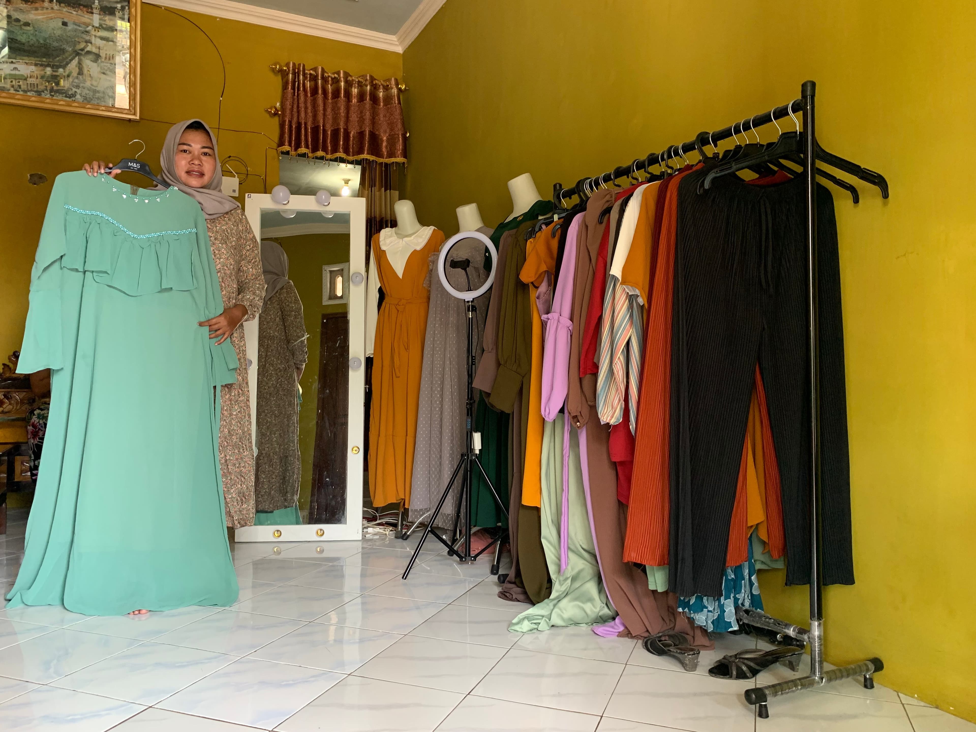 Cerita Bisnis Ibu Rini Mulai Dari Warung Bakso, Hingga Live Shopping