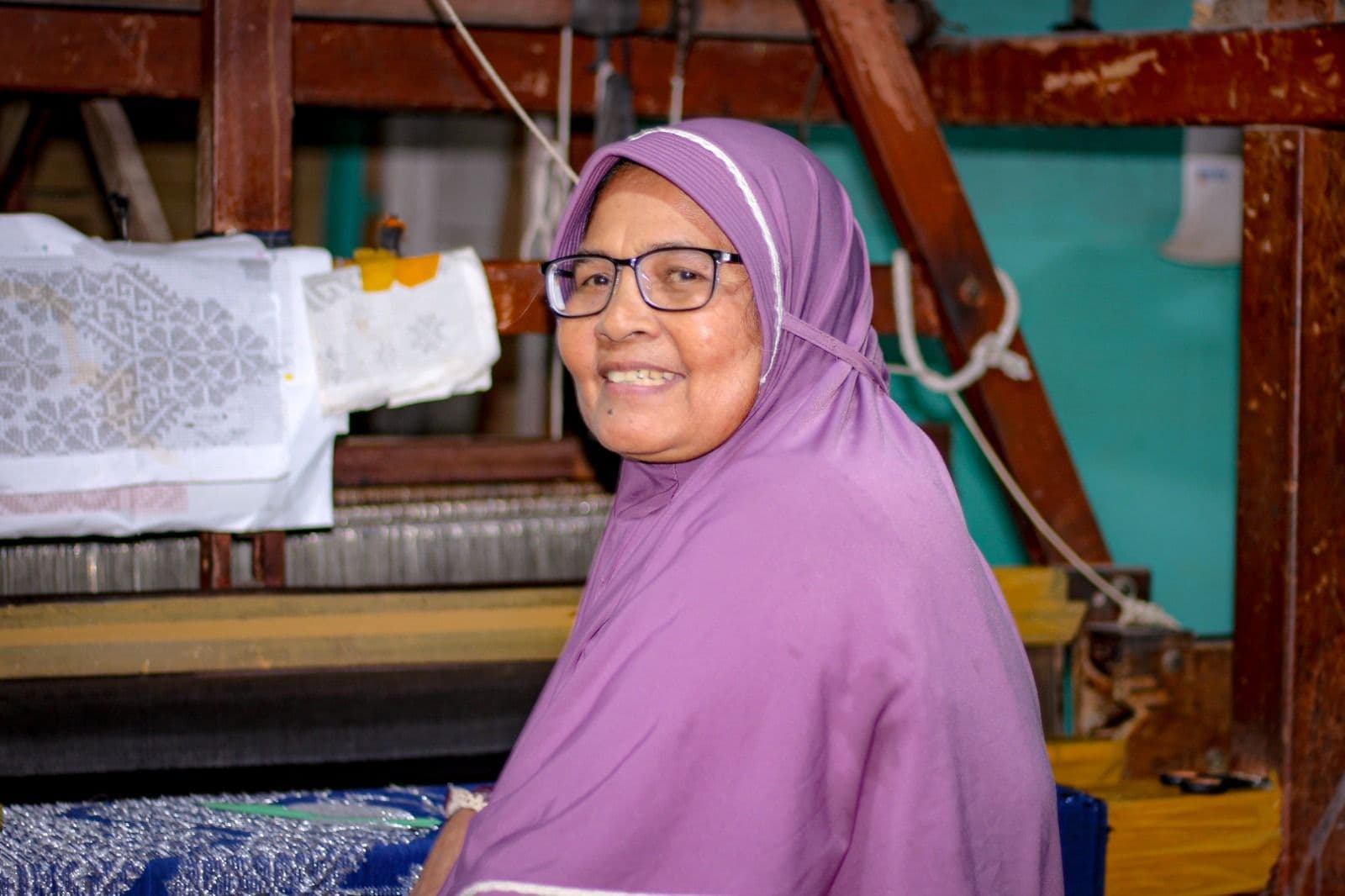 Pantang Menyerah di Usia Senja: Perjalanan Ibu Rosna Menenun Kesejahteraan Keluarga Hingga Mancanegara