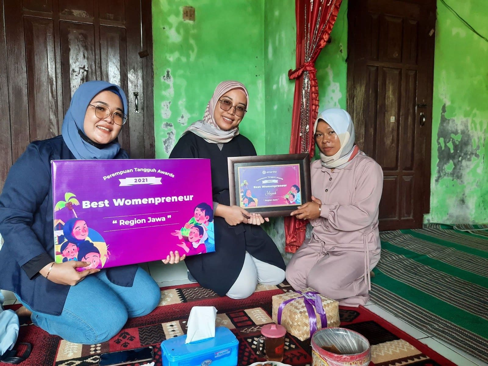 Jual Susu Sapi Perah, Mitra Amartha Berhasil Kuliahkan Anak