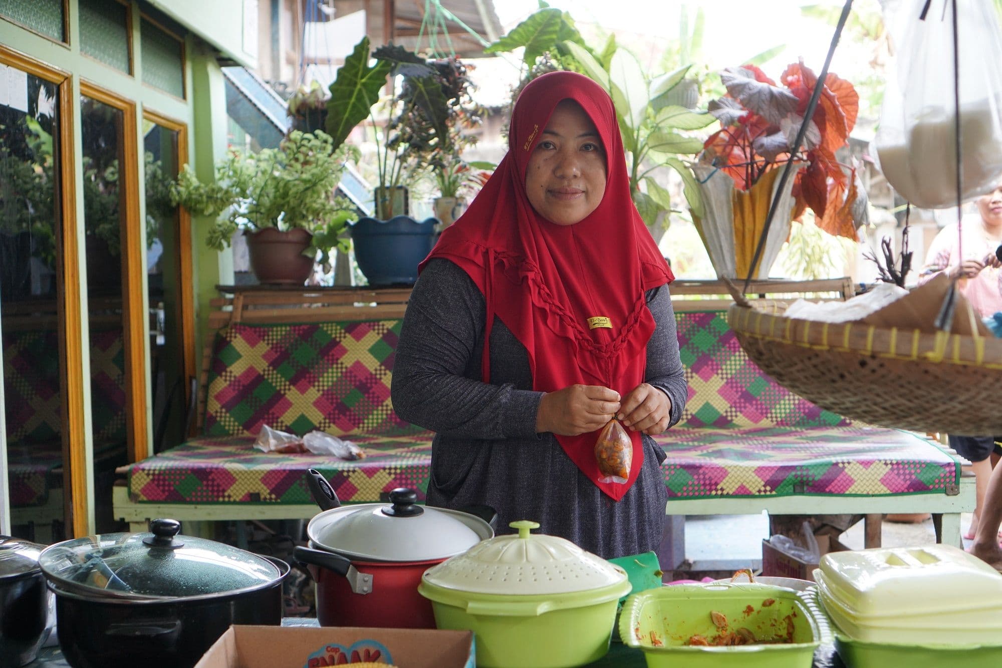 Satu Modal Dua Usaha Dilakoni Ibu Hartini