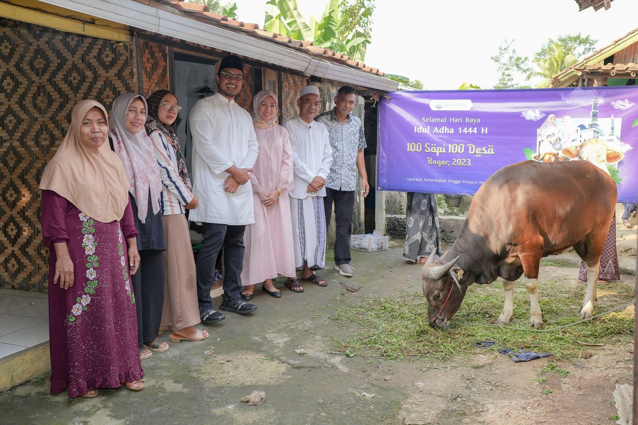 Amartha Menyalurkan 100 Ekor Sapi Kurban untuk 100 Desa Prasejahtera di Indonesia