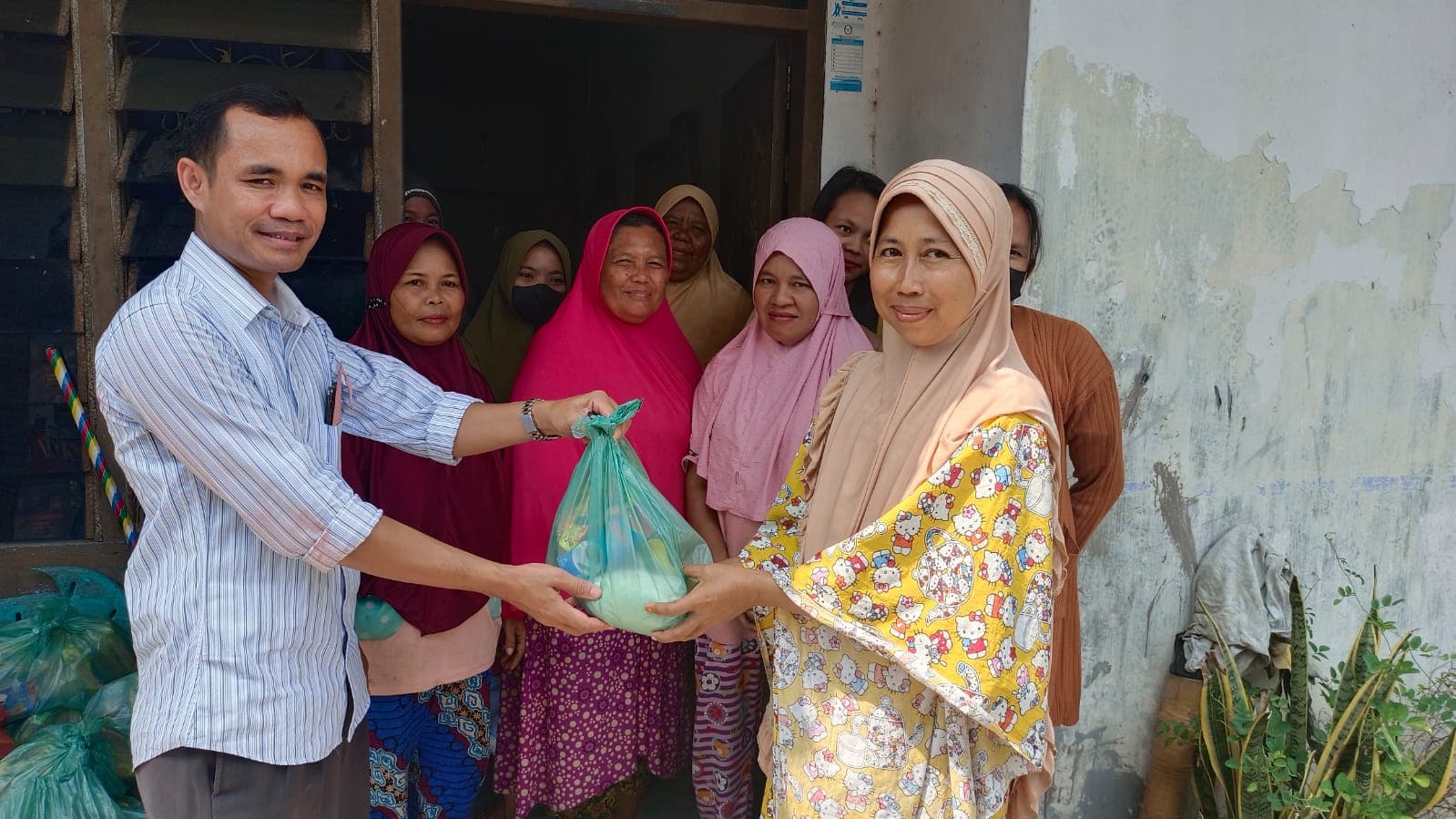 Amartha Salurkan Bantuan Sembako ke 531 Mitra Terdampak Banjir di Sei Rampah