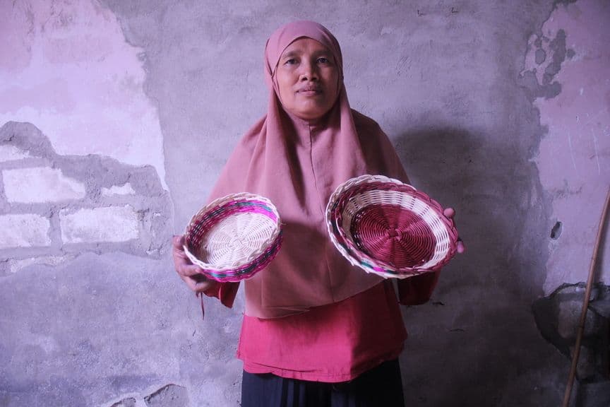Anyaman Rotan, Kreasi Hidup Ibu Luluk Mampu Hasilkan Jutaan
