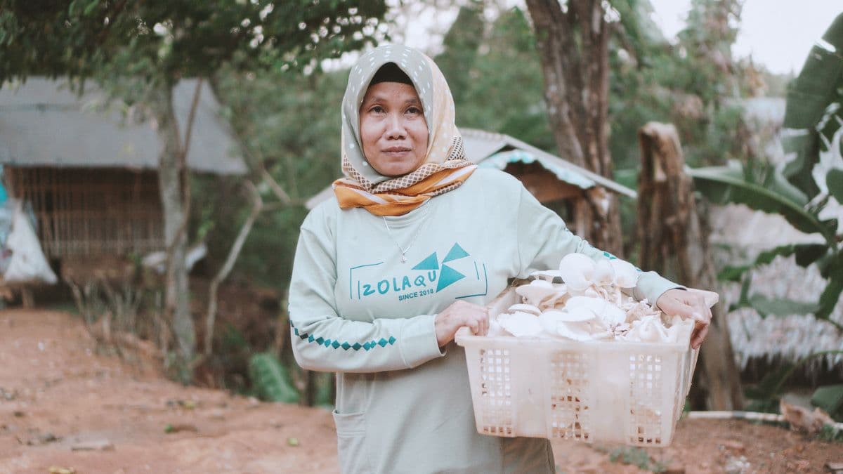 Satiah, Mitra Amartha Yang Sukses Produksi 20 Kilogram Jamur Tiram Tiap Hari