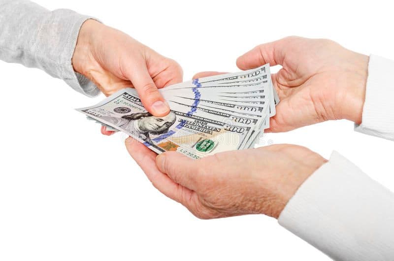 Setelah Memiliki Penghasilan, Haruskah Memberi Uang ke Orangtua?